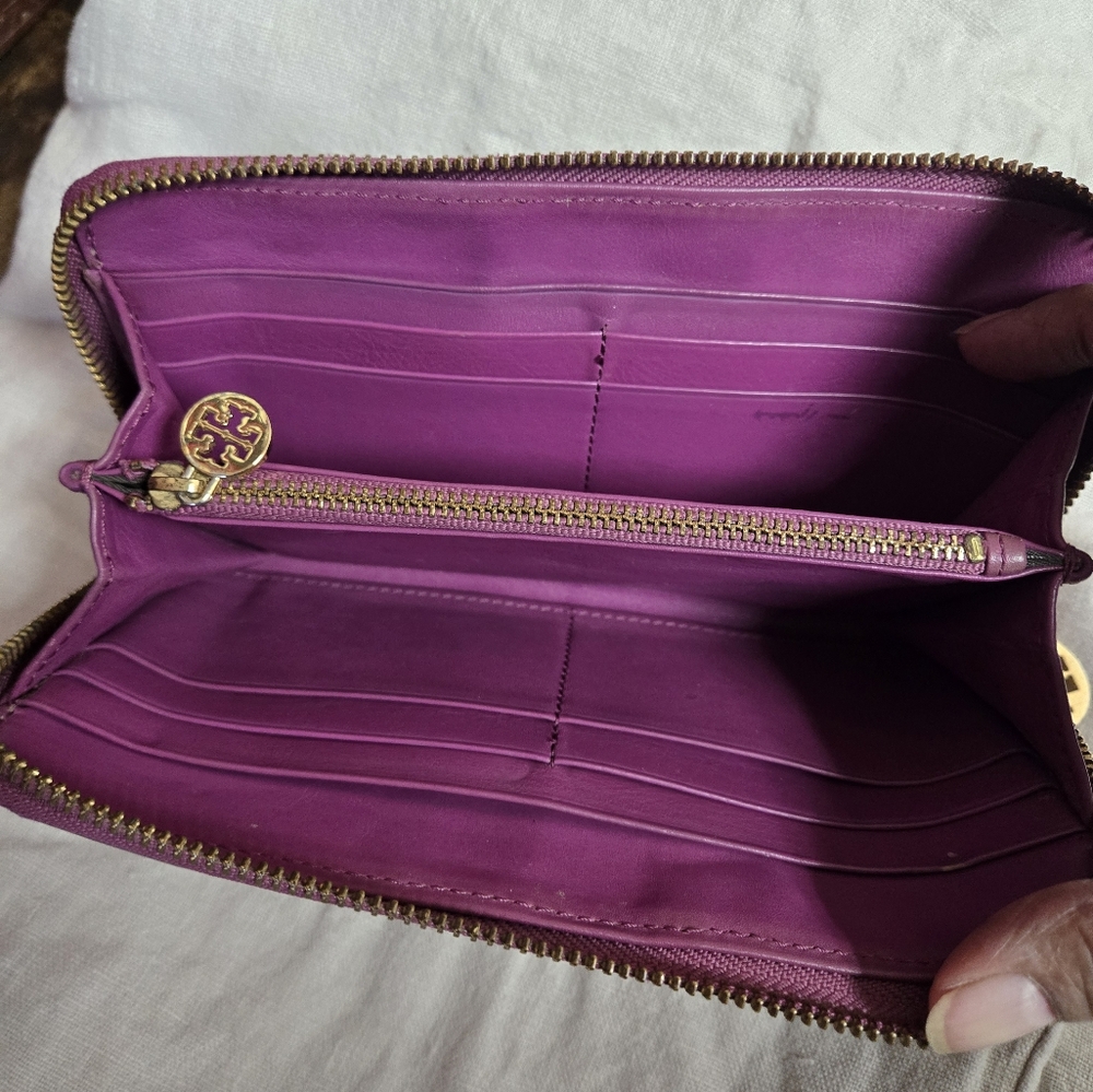 Tory Burch Zip around wallet in Fusia color - Picture 5 of 13